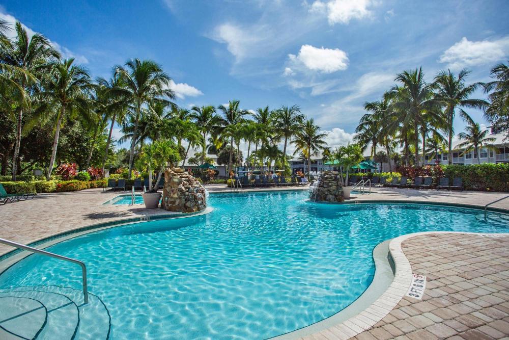 Catina - Freshly renovated stylish 2BR 2BA condo in Lely Resort with lake & golf course views private lanai and access to pool gym tennis and more! Prime location just minutes from Naples beaches and 5th Ave, perfect for a relaxing Florida getaway!